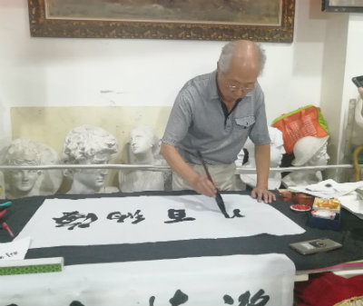 1568561969343090.jpg 梁农表演书法+.jpg