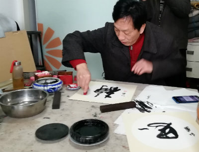 1576313422303485.jpg 姜红圆写书法.jpg