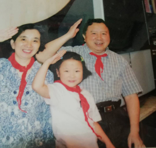 1528336037706505.jpg .jpg朱、老伴和孙女.jpg