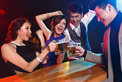 1549349854571036.jpg 青年男女碰杯.jpg