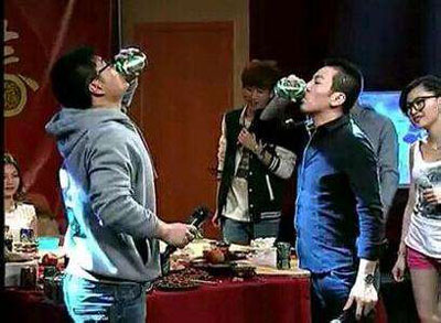 1549349876130538.jpg 两男碰杯.jpg
