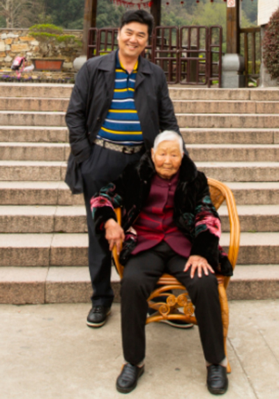1563162895177580.jpg 宋春梅与孙子.jpg