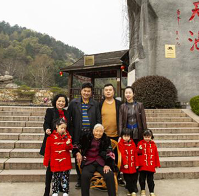 1563162973488250.jpg 宋春梅及其家人.jpg+.jpg