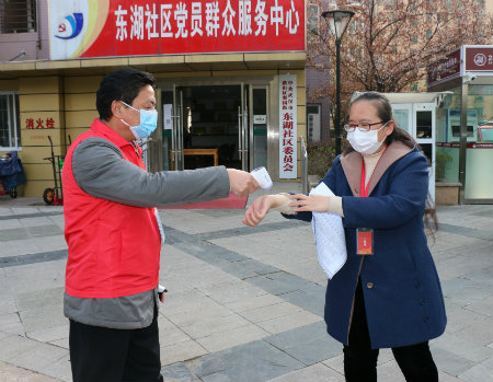 1584408144943968.jpg 余爱民测温.jpg
