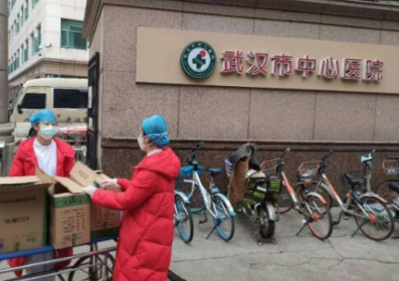 1585391379511303.jpg 图片5爱心餐送到医护人员手中++.jpg