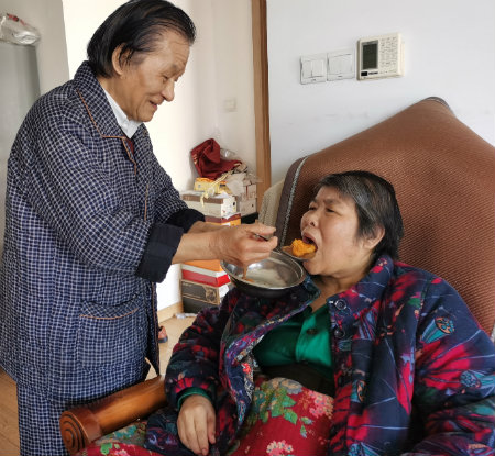 1586511290504927.jpg 桂慧喂饭.jpg