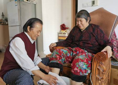 1586511328971822.jpg 桂慧樵为老伴洗脚.jpg