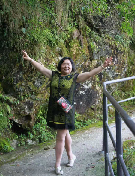1586691986241201.jpg 行走山路的老伴.jpg