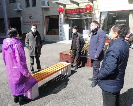 1587701257428426.jpg 包保单位负责人与社区负责人商量工作.jpg