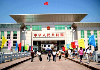 1636195606361531.jpg 1、与越南紧邻的我国广西东兴市口岸十分现代.jpg