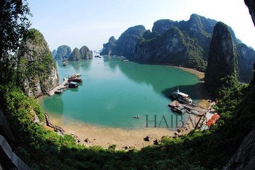 1640345107719432.jpg 7、下龙湾仙山包绕中的圣湖,那肯定是仙女梳奁的地方.jpg