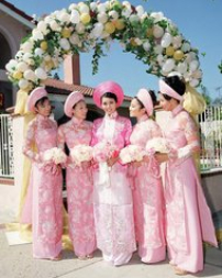 1641983275617675.jpg 21、鲜花拱门下的越南妹子,使河内.jpg