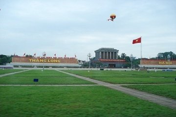 1641983402176871.jpg 32、这一片绿茵茵的,就是河内的巴亭广场,它是越南人政治集会的地方.jpg