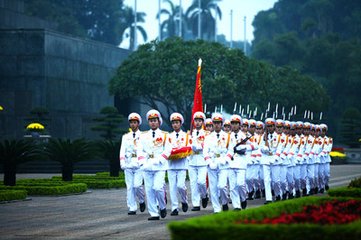 1641983471169053.jpg 31、这威武雄壮行进的,就是河内胡志明陵的礼宾卫队,它是这个民族的向征.jpg