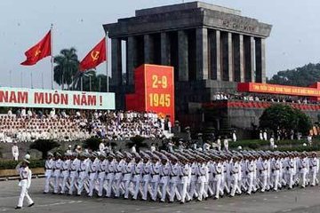 1642760956382902.jpg 55、节日里,身着礼服的越南民众方阵,从胡志明墓前跨步走过.jpg