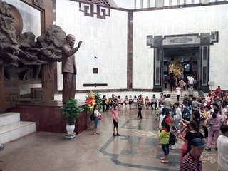 1644214158584917.jpg 7、一走进河内胡志明博物馆,就可以见到和竭可掬的国父雕像,他在徐徐向来客们挥手.jpg