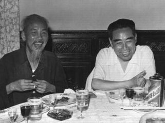 1644552720988603.jpg 37、六十年代,越南主席与周恩来总理小酹,两人亲密无间.jpg