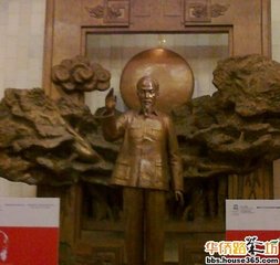 1644552965834524.jpg 8、胡志明博物馆大厅挺立着越南国父的铜相,他是一代人高风的典范.jpg