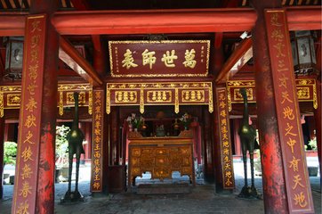 1646106802322816.jpg 29、河内文庙,朱色打底,万世师表,怎么看像中国的孔庙.jpg