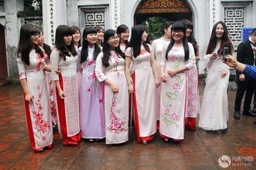 1646107956109276.jpg 94、越南姑娘们身着传统的奥黛,到河内文庙聚首,她们似乎寄幸望这深厚的文化,来留住青春的韶华.jpg