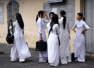 1646660080275615.jpg 17、越南女孩子身材苗条,穿上国服奥黛的女孩,其身材毕现.jpg