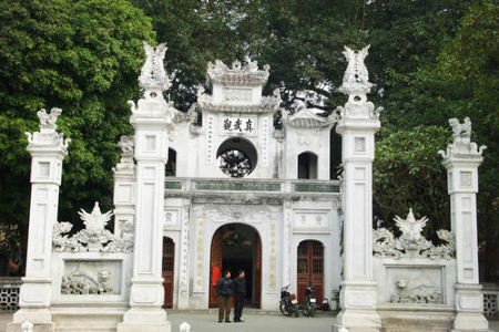 1648436030770975.jpg 44、这又是河内西湖边的一道家建筑.jpg