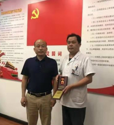 1570392065576362.jpg 外孙朱鸣代领.jpg