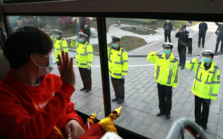 1585907329519912.jpg 车下交警敬礼.jpg